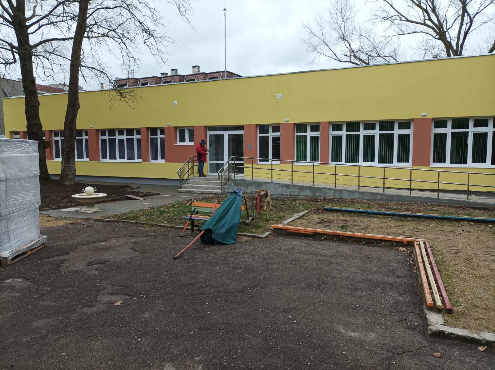 По време — почти завършена сграда