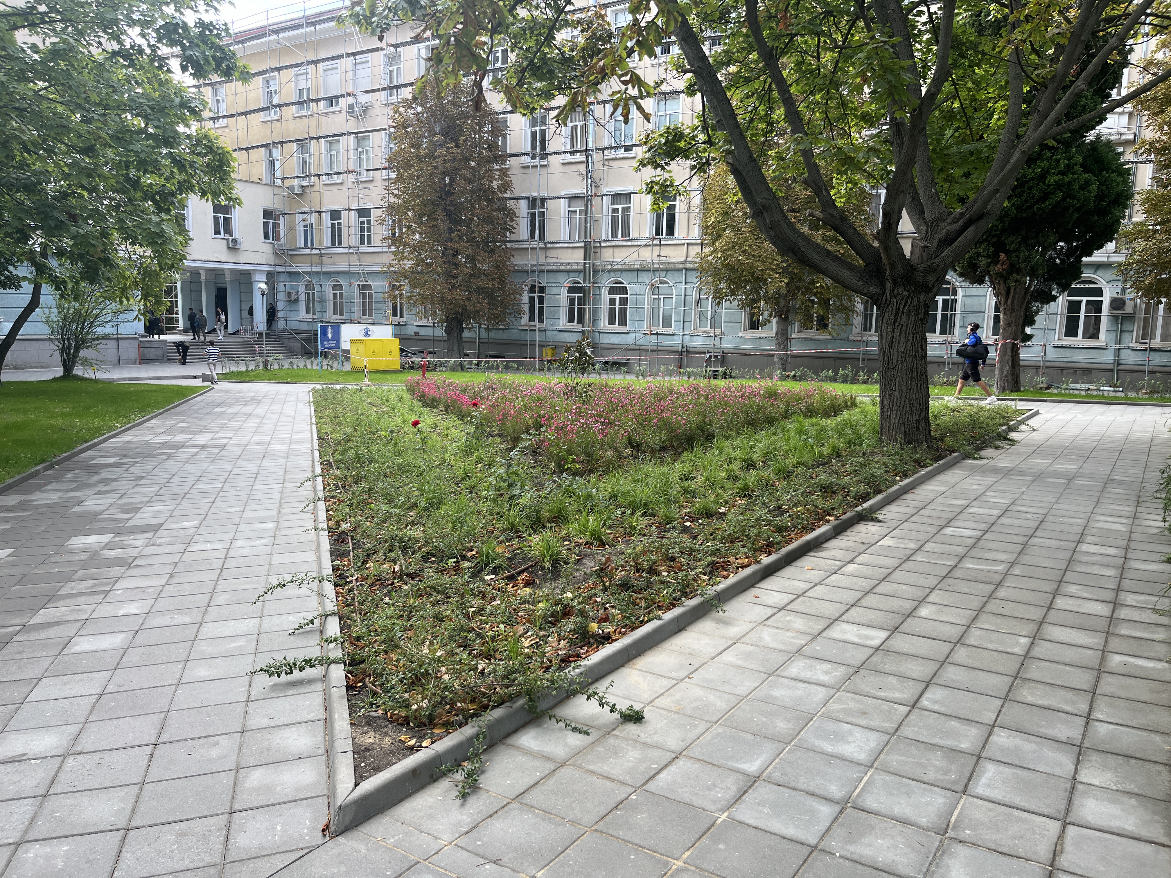 След — Централният корпус на ВВМУ с новите гранитни алеи и оформени цветни лехи